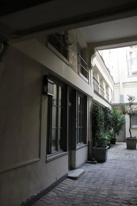 Calm And * Parigi